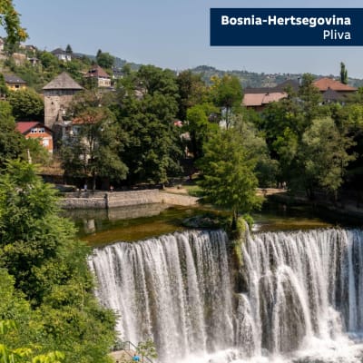 Näkymä Bosnia-Hersegovinassa sijaitsevan Pliva-joen vesiputouksesta. Taustalla näkyy vanhaa kaupunkia, joka on rakennettu rinteille.