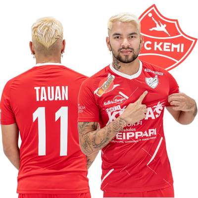 Futsal-pelaaja Maicon Tauan Dias Alves katsoo kameraan päällään FC Kemin paita, jossa olevaa joukkueen logoa hän osoittaa sormellaan.