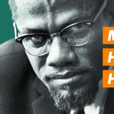 Silmälasipäinen, parrakas mustaihoinen mies (Malcolm X) katsoo tiukasti suoraan kameraan lähikuvassa, vieressä tekstit "Mustan historian helmikuu" sekä "Yle Radio 1" ja "Yle Teema".