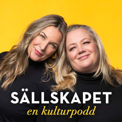 Anne Hietanen och Kia Svaetichin mot gul bakgrund. Framför dem står texten Sällskapet - en kulturpodd. 