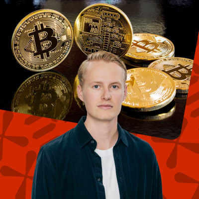 Redaktören Niklas Grönholm framför en bild på kryptovalutan bitcoin