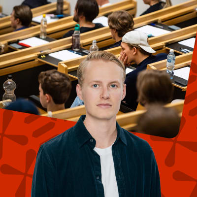 Redaktören Niklas Grönholm står framför en bild av studerande på en föreläsning.