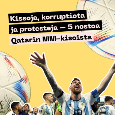 Kuvassa argentiinan jalkapallon maajoukkue, etualalla kädet ilmaan nostanut Lionel Messi. Ympärillä kaksi jalkapalloa.