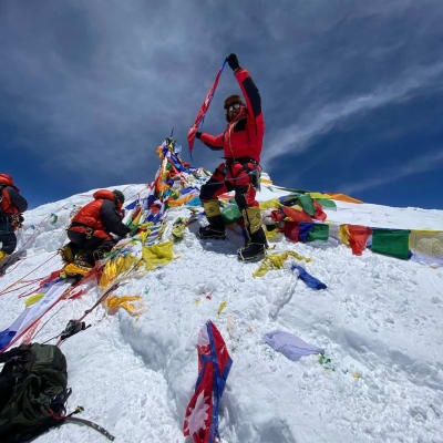 Bergsklättraren och guiden Tenzi Sherpa på toppen av Mount Everest.
