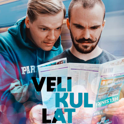 Velikullat komediasarjan päähenkilöt Santtu ja Miksu katsovat Helsingin karttaa