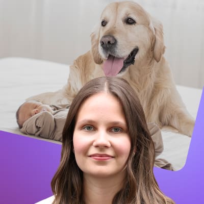 Laura Törnroos framför en bild på en hund och bebis som ligger nära varandra på en säng.