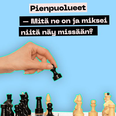 Naisoletettu pelaa shakkia. 