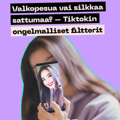 Nainen ottaa kuvaa itsestään. 
