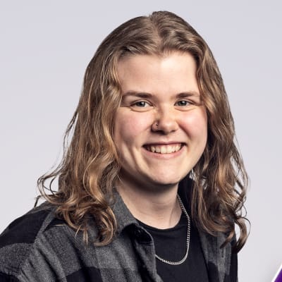 Viisuasiantuntija Henkka Remes hymyilee rennosti kameralle.