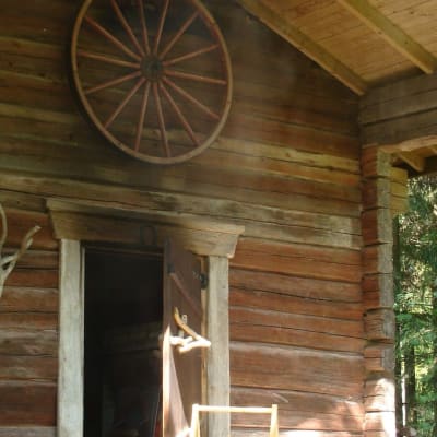 Isäni rakensi vanhasta vilja-aitasta savusaunan - saunan, jossa on maailman parhaat löylyt ja sitä aitoa tunnelmaa!