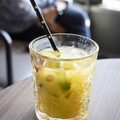 keltainen drinkkilasi ja pilli