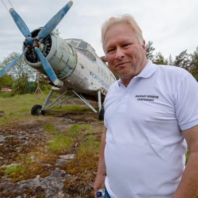 Asekeräilijä Sten Johansson Antonov-koneen edess