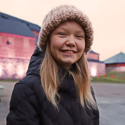 Siiri Timonen katsoo kameraan ja hymyilee.