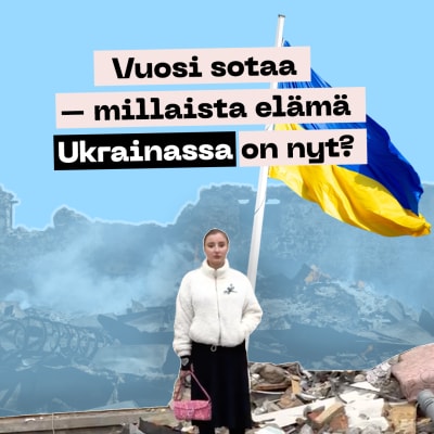 Naisoletettu seisoo rikkoutuneen rakennuksen edessä Ukrainan lipun kanssa. 