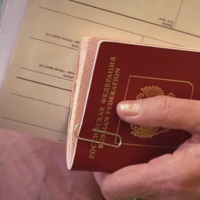 Venäjän passi naisen kädessä