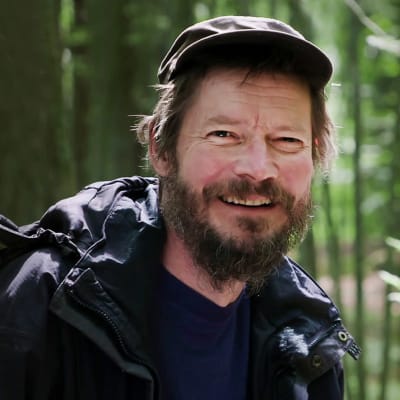 Kirjailija, näytelmäkirjailija ja ohjaaja Juha Hurme metsän keskellä
