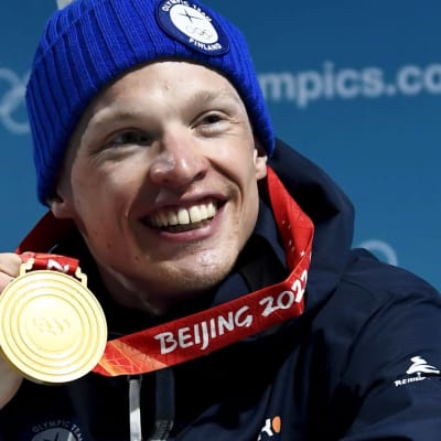 Iivo Niskanen med sitt OS-guld 2022.