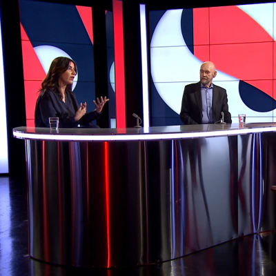 Toimittaja Renaz Ebrahimi ja avaruustähtitieteen professori emeritus Esko Valtaoja Marja Sannikka -ohjelmassa.