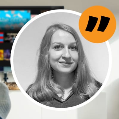 Anna Lillkung, en ung kvinna inklippt över en bild på en tv. I förgrunden syns två fötter.