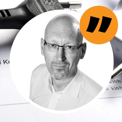 Svartvit profilbild på Pekka Palmgren på en bild på elräkning och elsladdar.