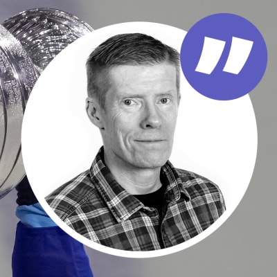 Stanley Cup-bucklan i bakgrunden och Anders Nordenswan i förgrunden.