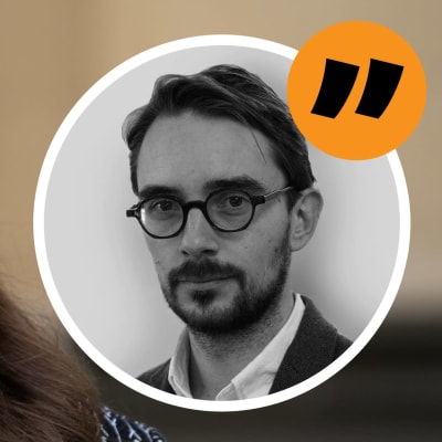 Bild av Sanna Marin, med en kommentarsstämpel föreställande reporter Johan Ekman