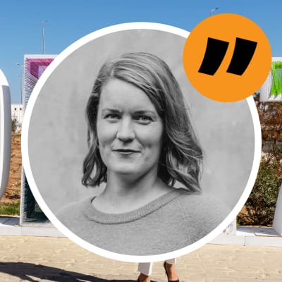 Logon COP27 i färgranna stora bokstäver som personer poserar framför och tar bilder. På bilden finns Marianne Sundholms runda svartvita lilla citatbild inklippt.