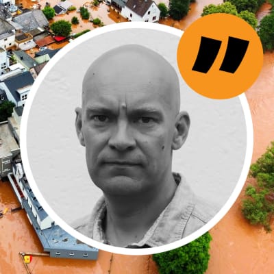 Flygbild av översvämningar kring hus i Tyskland. Till höger en inklippt bild på reporter Johnny Sjöblom.