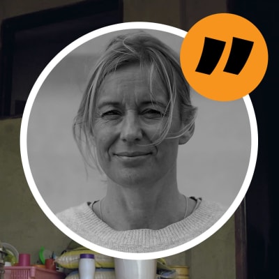 En ugandisk kvinna lagar mat på en spis i bakgrunden. I förgrunden en inklistrad porträttbild av journalisten Jessica Stolzmann.