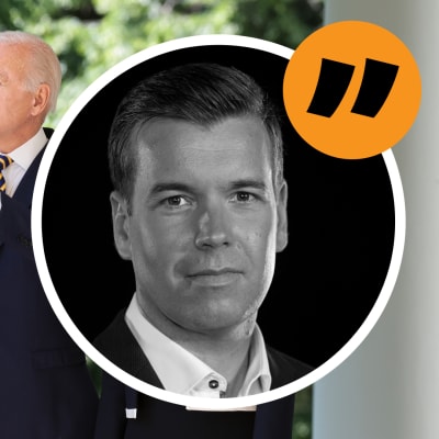 I bakgrunden en bild på Joe Biden som pekar upp mot himlen, och Niinistö som tittar dit Biden pekar. De står på Vita Husets veranda. Påklistrat på bilden en svartvit, rund bild på Daniel Olin.