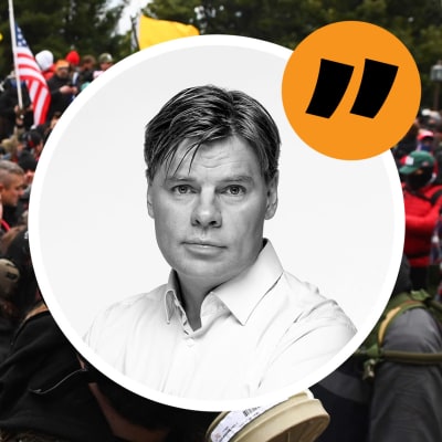 En Trump-supporter bär en stor bronsbyst föreställande Donald Trump under stormningen av Capitolium den 6 janurai 2021. Ovanpå bilden en analysstämpel av korrespondent Ville Hupa.