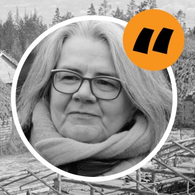 Kerstin Kronvall med svartvit bild på koncentrationsläger i Karelen på bilden bakom