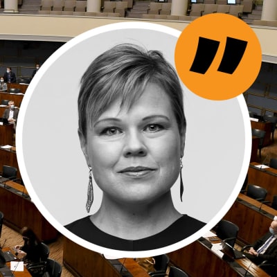 Riksdagens plenum den 14 maj 2021. Ovanpå en bild på redaktör Ingemo Lindroos. Bildmontage.