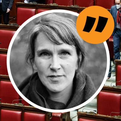Christin Sandbergs porträtt mot en bakgrund av Italiens parlament som röstar om president.