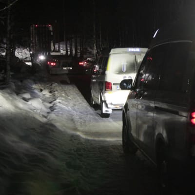 Poliisiautoja ja puurekka Aalistunturilla.