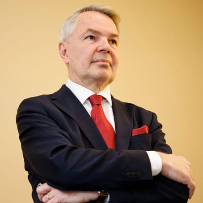 Kuvakombo, jossa vasemmalla presidenttiehdokkaaksi ilmoittautunut Pekka Haavisto ja oikealla toimittaja Antti Kurra.