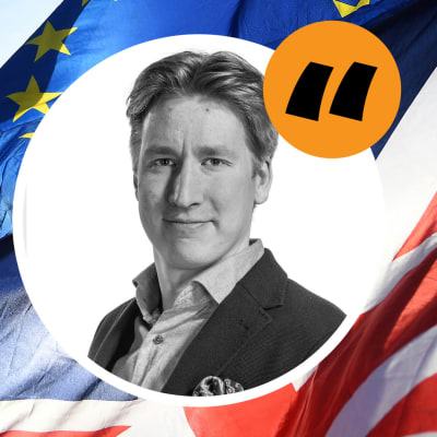 Porträtt av Rikhard Husu mot en bakgrund av Storbritannien flagga, EU:s flagga och parlamentsbyggnaden i London till vänster på bilden.