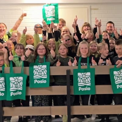Posion koulun oppilaat ovat pukeutuneet musta-vihreisiin asuihin Käärijän Euroviisu-kappaleen innoittamina.