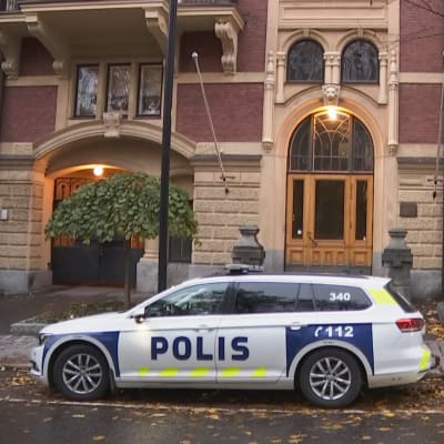 Polisbil på gatan utanför turkiska ambassaden i Helsingfors.