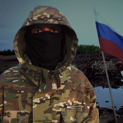 Kuvassa on kasvonsa peittänyt aktivisti. Taustalla on suomaisema, jossa liehuu Venäjän lippu. 
