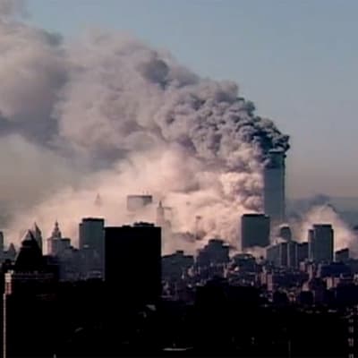 World Trade Center palaa (2001).