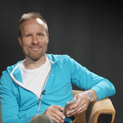 Mikko Kekäläinen opastaa, miten asennetaan WhatsApp-sovellus ja lähetetään ensimmäinen viesti. Kuvan laidassa kuvakaappaus WhatsAppista.