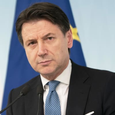 "Hela Italien är nu en skyddad zon", sade Italiens premiärminister Giuseppe Conte under en presskonferens på måndag kväll. 