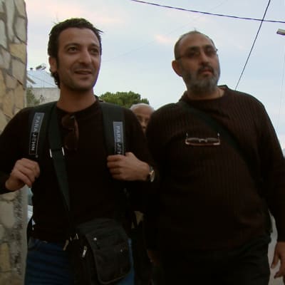 Syriska flyktingar i Leros, Grekland i oktober 2014. Rahman Amin till vänster.