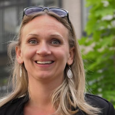 Svenska Ylen vastaava toimittaja Maria Lundström
