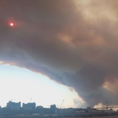 Vy av den kanadensiska staden Halifax med ett väldigt rökmoln över staden.