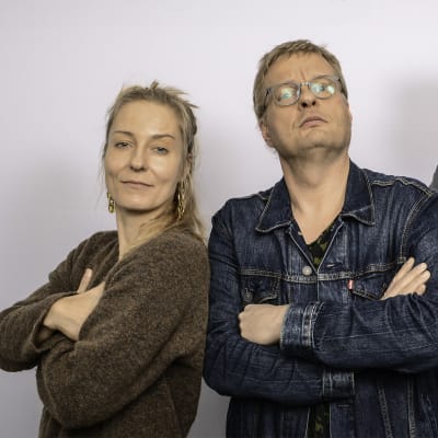 Mariska, Iiro Rantala ja Pekka Laine kädet puuskassa puolilähikuvassa
