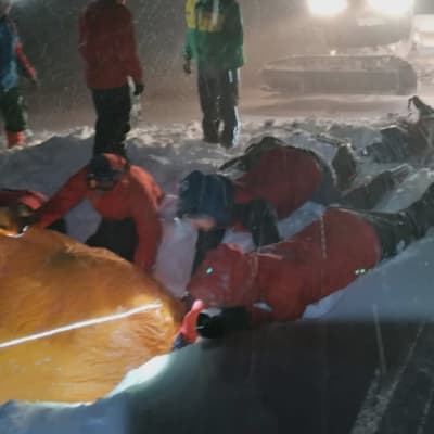 Avustustyöntekijät auttoivat lumen alle jäänyttä laskettelijaa Styriassa Itävallassa