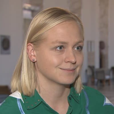 Elina Lepomäki intervjuas i riksdagen.