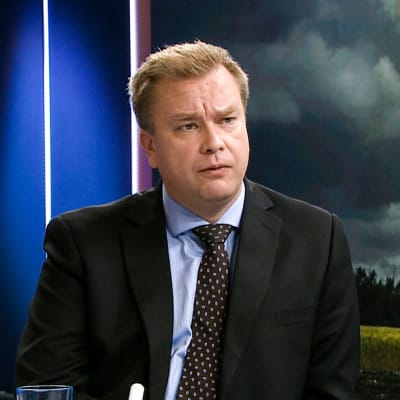 Puolustusministeri Antti Kaikkonen Ykkösaamun vieraana.